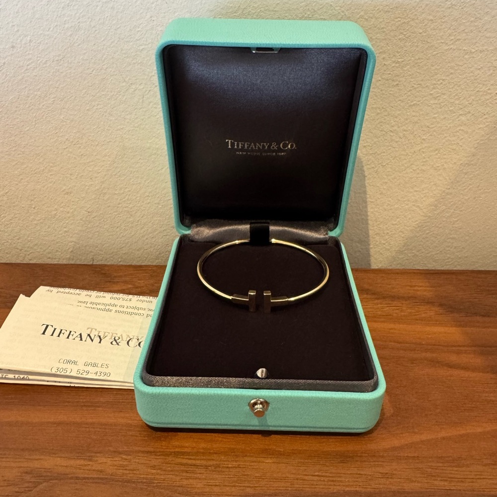 Tiffany T
Narrow Wire Bracelet in Yellow Gold